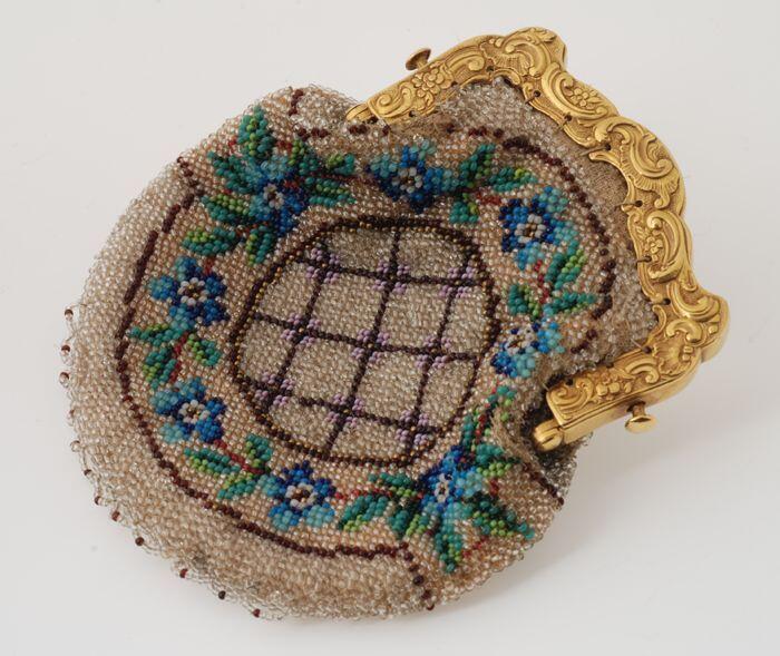 Beugeltas met gouden beugel en tas van gekleurde kralen