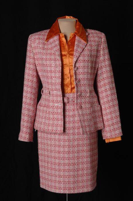 Roze jas en rok, met oranje blouse, "Mac & Maggie"