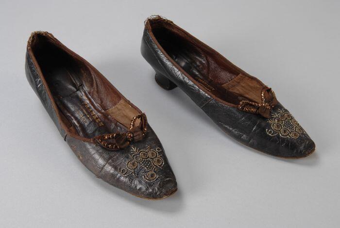 Donkere auberginekleurige damesschoenen, met goud- en bronskleurige kraaltjes