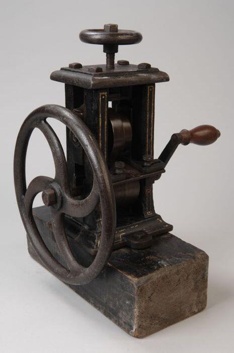 Bandstro-persmachine, gietijzeren wiel, handvat met houten knop, aandraaischroef met wiel en…