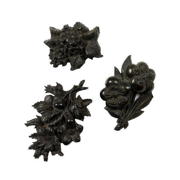 Broche (rouw) van zwart geschilderd hout, gesneden in vorm van tak met 3 bloemen en enkele knopen…