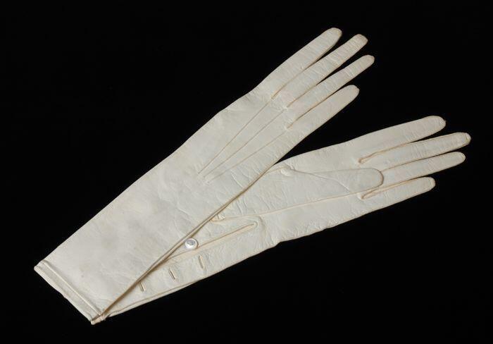 Paar trouwhandschoenen van soepel wit leer, split met sluiting van vier knopen, "Reynier"