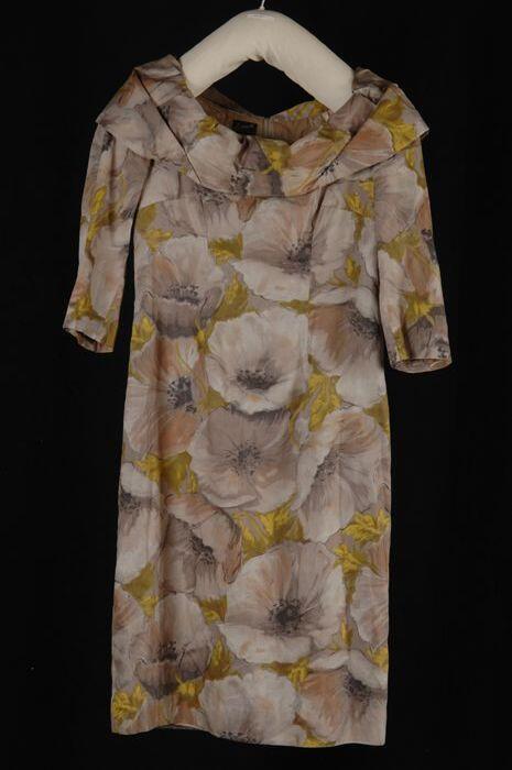 Getailleerde japon van zijde(?) met groot bloemig dessin in roze en beige, brede schouder…