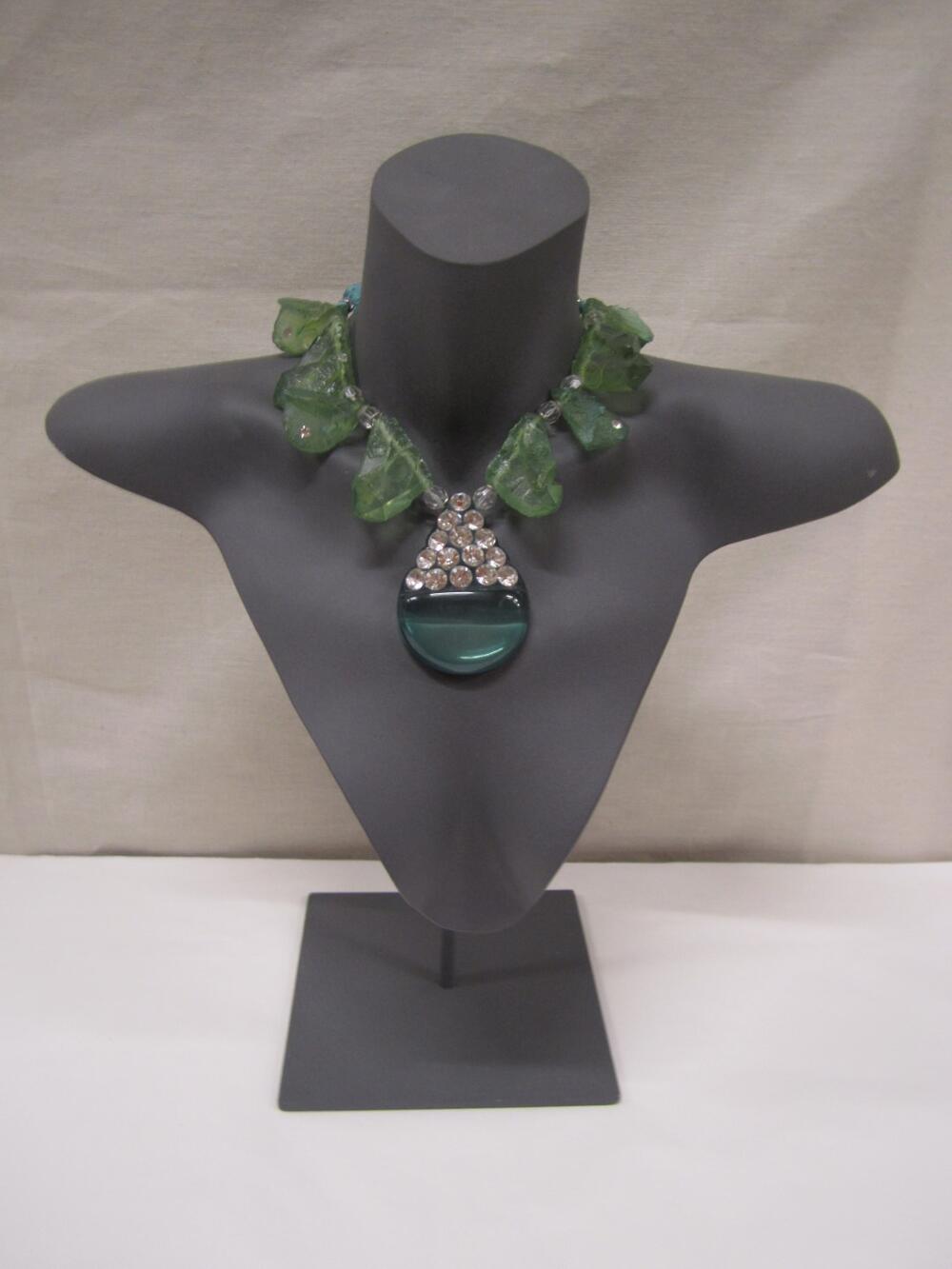 Keting. Blauwe regendruppel van imitatiediamant als hoofdstuk, punt versierd met 15 diamanten…