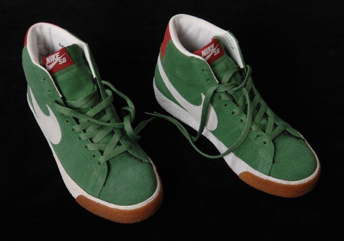 Paar groene halfhoge sportschoenen van Nike