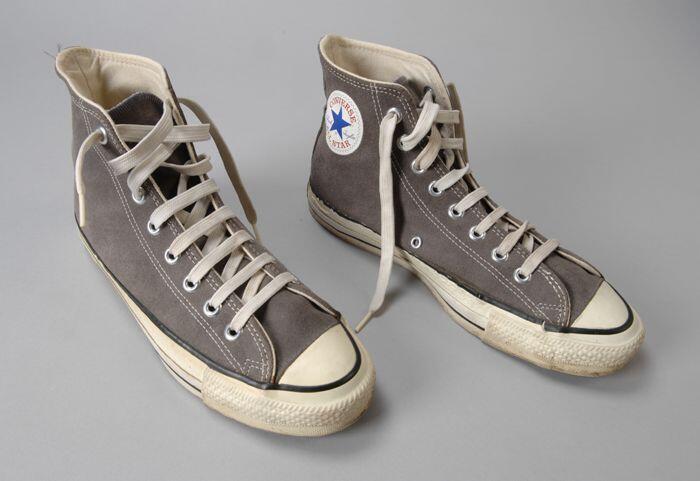 Sport- of basketbalschoenen, grijs met witte neus