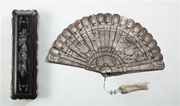 Briséwaaier van schildpad met zilveren lakwerk in voorstelling van Chinese figuren, bewaard in…