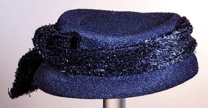 Toque, ovaal laag model zonder rand, donkerblauw met band van donkerblauw geluste vezel