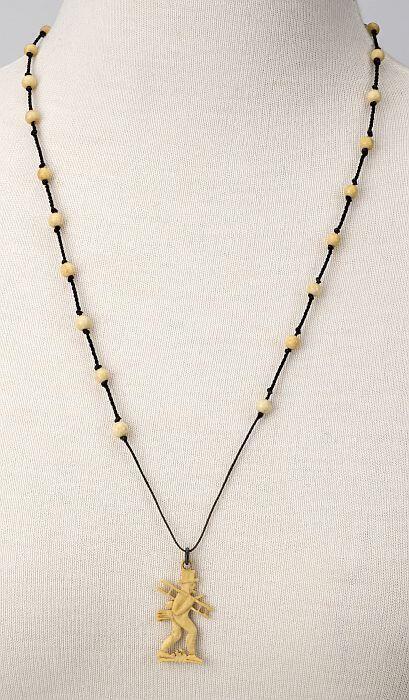 Kralenketting, koord van zwart zijde met benen kralen, benen hanger in de vorm van schoorsteenveger