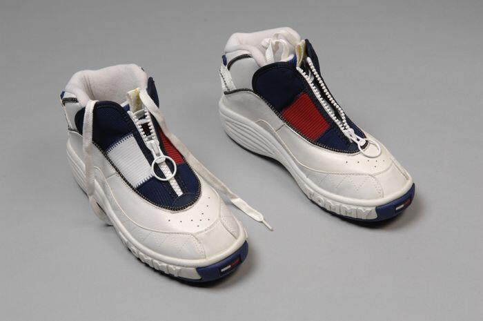 Witte hoogsluitende sportschoenen met donkerblauw, witte en rode details, vetersluiting met…
