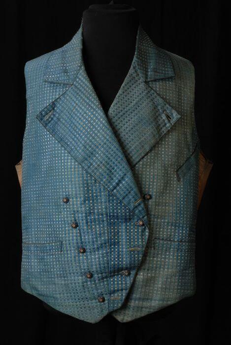 Herenvest, front van blauw-wit damast met brede revers en double breasted, okerkleurige rug