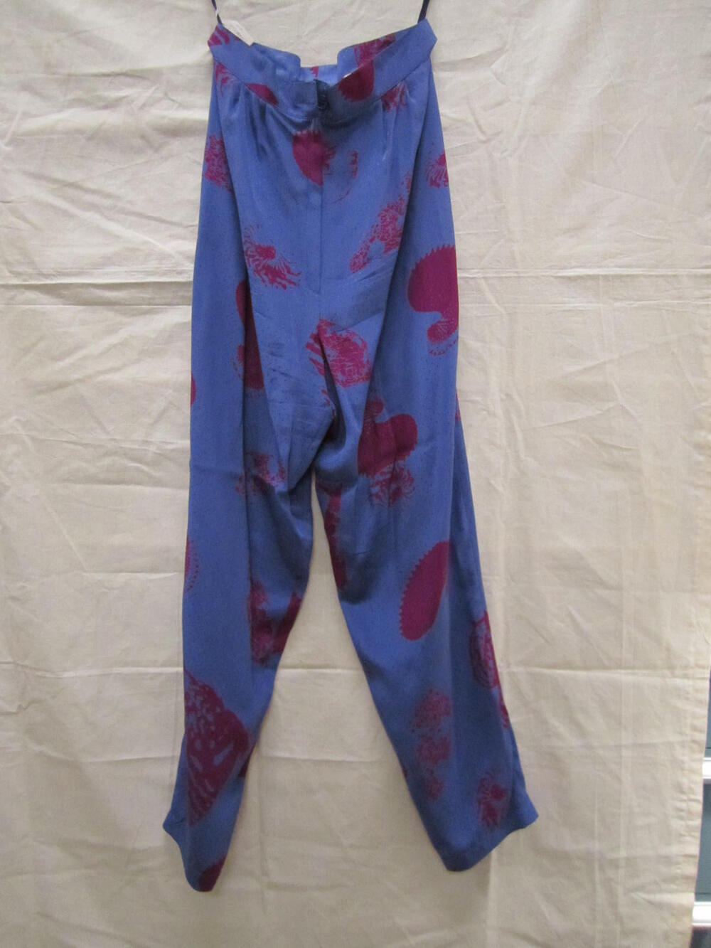 Broek van blauwe zijde met ingeweven nopje en bedrukt met roze vlinder- en schelpmotieven,…