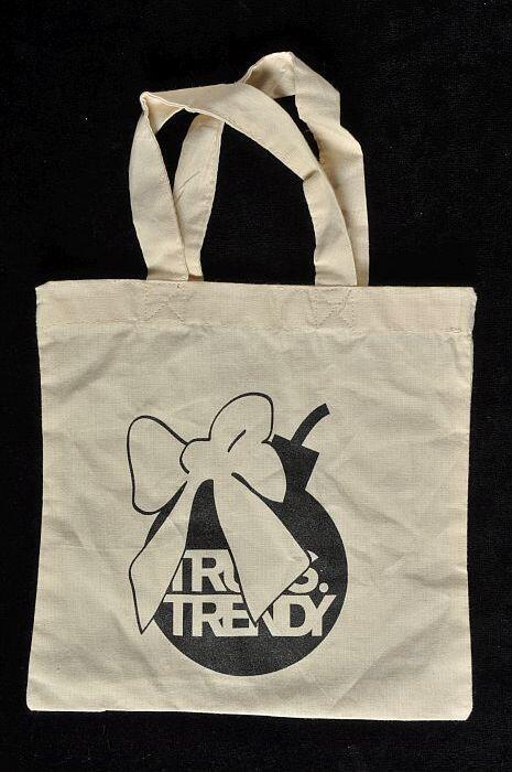 Stoffen tas met opdruk in zwart een bom met "Truus trendy"