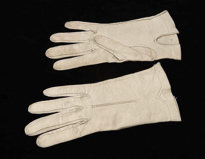 Paar korte handschoenen van ivoorkleurig leer