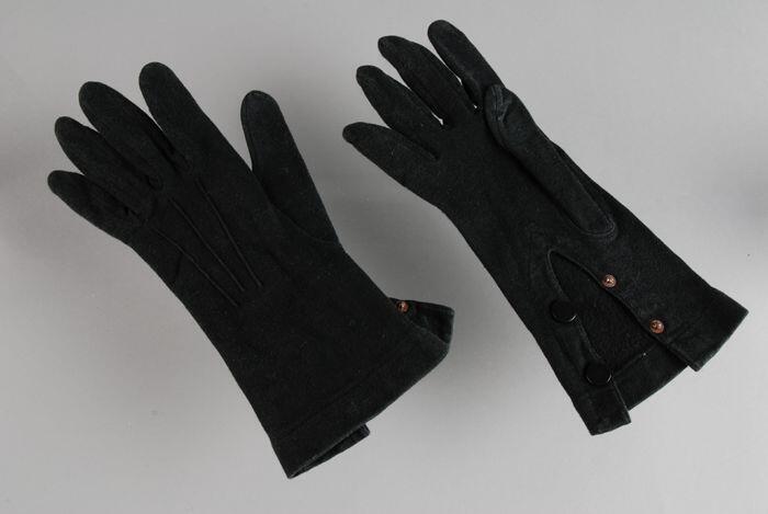 Paar korte rouwhandschoenen van zwart tricot katoen dubbele drukknoopsluiting