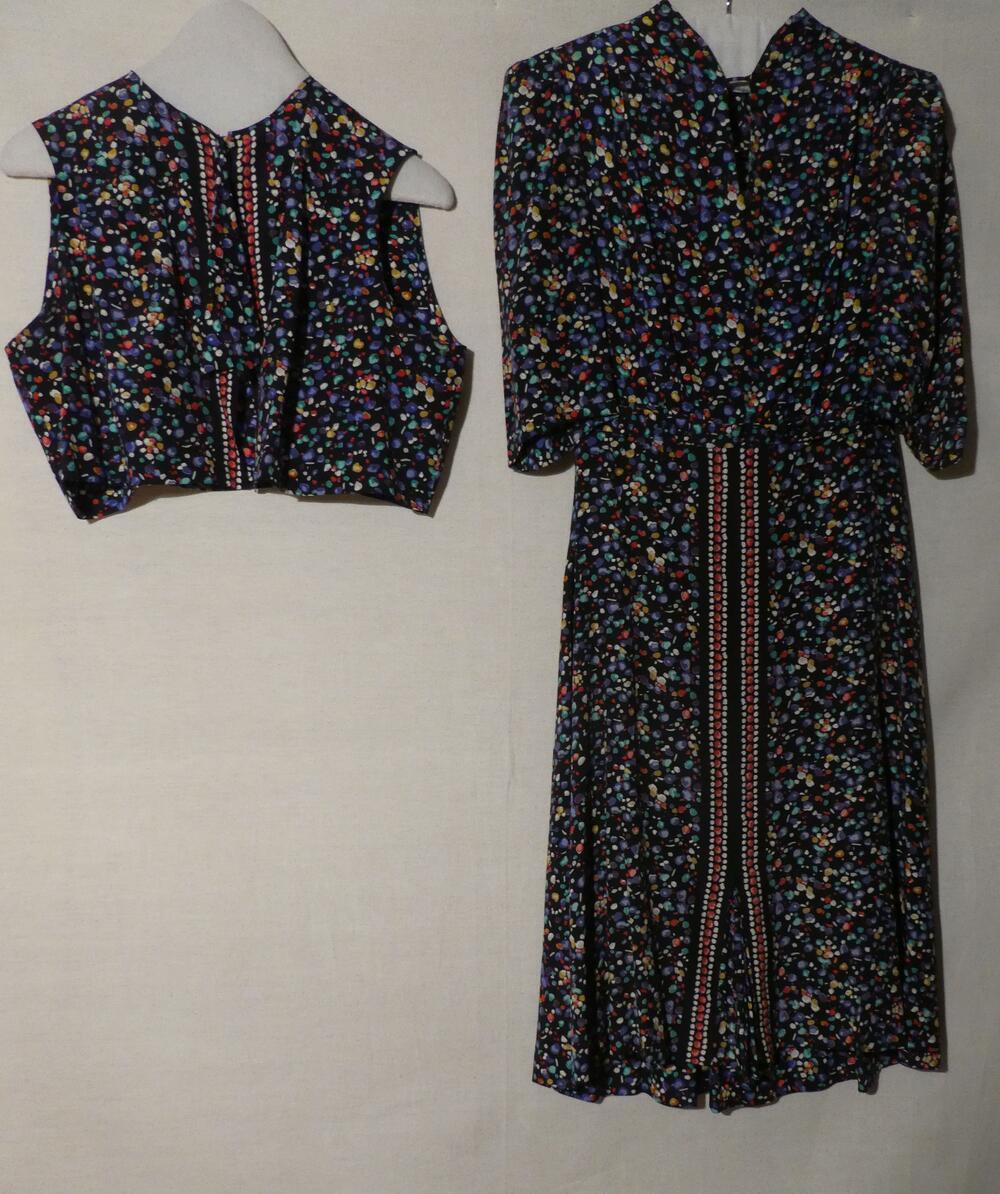 Jurk met bolero en ceintuur van bedrukte zijde met rode, blauwe, gele, groene en witte vlekjes op…