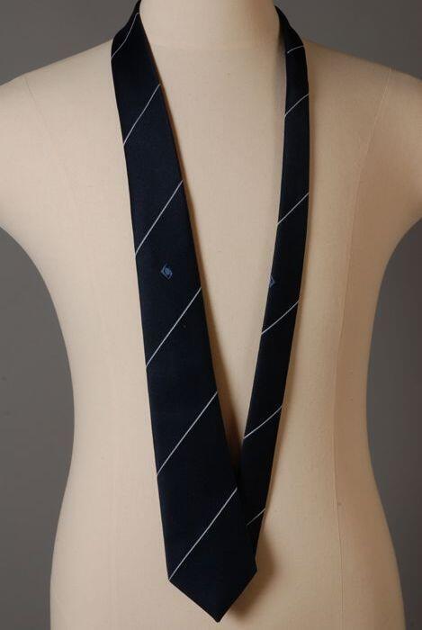 Stropdas van donkerblauw zijde met smalle diagonale wit en lichtblauwe lijnen, ingeweven beeldmerk,…