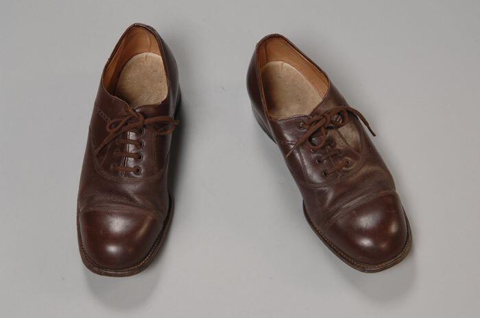 Bruine leren kinderschoenen met vetersluiting
