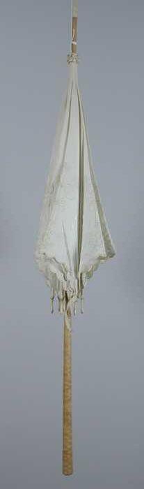 Parasol met bekleding van witte katoen handgeborduurd, frans borduurwerk