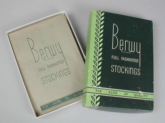 Rechthoekige platte kartonnen doos in lichtgroen en donkergroen, "BERWY / FULL FASHIONED STOCKINGS"…