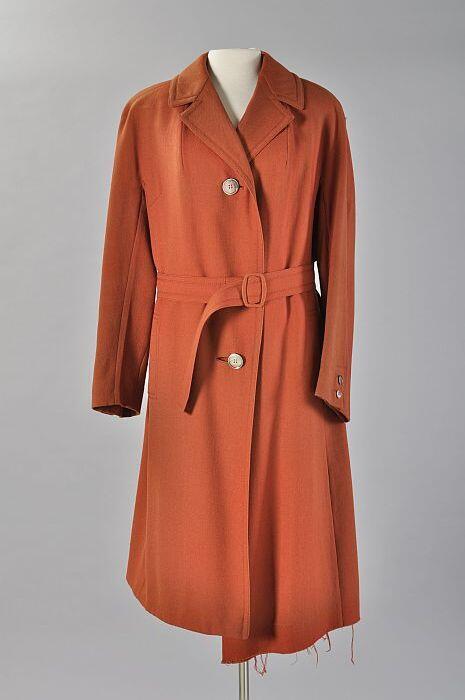 Steenrode gabardine damesmantel, knoopsluiting, losse ceintuur
