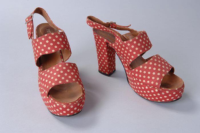 Rood met wit gestipte katoenen sandalettes met dikke plateauzool en hoge blokhak