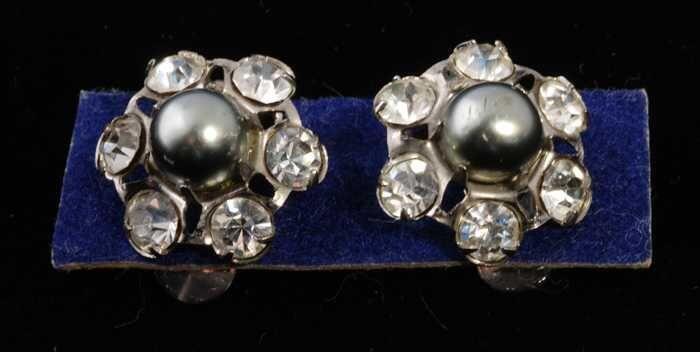 Eén paar oorbellen, clip met kleine kunstdiamantjes in bloemvormige zettin, op blauw fluweelkarton,…