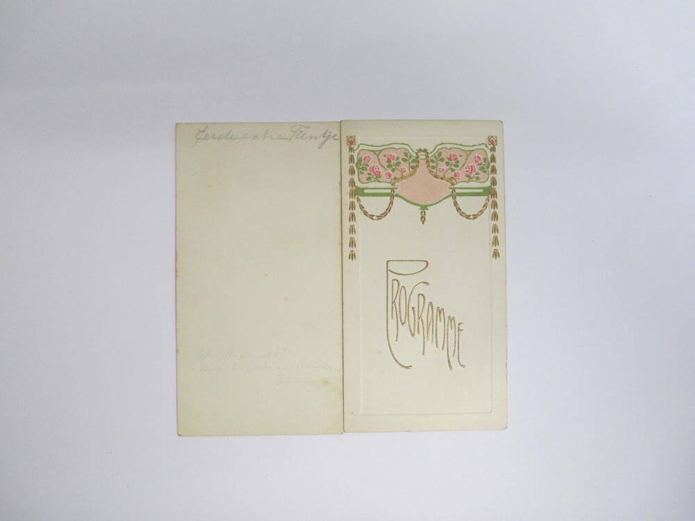 Balboekje van wit karton met relief opdruk in lichtroze, roze, groen en goud, in Art Nouveau stijl.