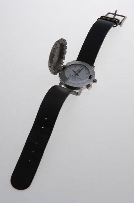 Horloge van Oranjeboom met kroonkurk als deksel voor de wijzerplaat