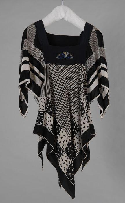 Zwart/witte tuniek met blauwe vierkante hals