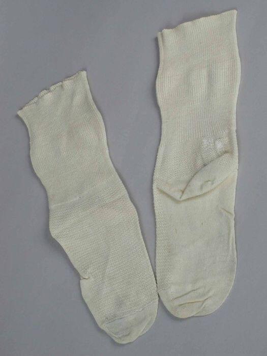 Paar sokken van crèmekleurig fijn tricot katoen met ajourmotief
