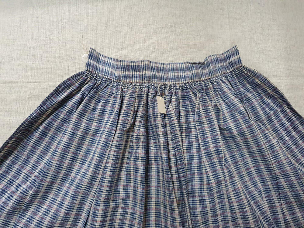 Schortje, wit met blauw en rood geruit katoen
