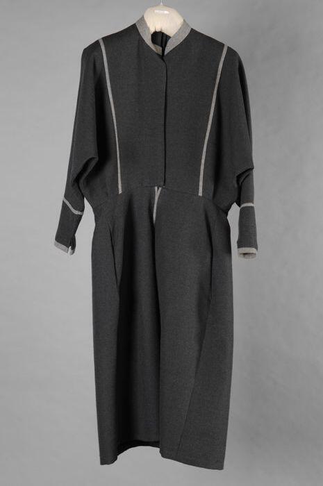 Donkergrijze jurk, lichtgrijze details, tricot-achtige stof, vleermuismouwen, knoopsluiting…