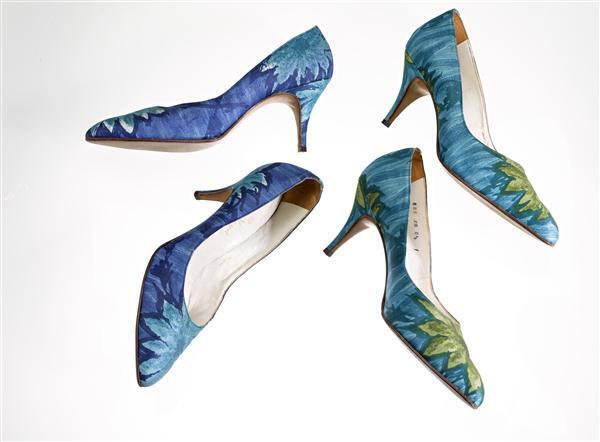 1 paar pumps van leer overtrokken met blauwe synthetische stof in satijnbinding, bedrukt met…