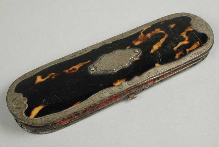 Smalle brillenkoker van schildpadmet bewerkte zilveren rand en cartouche waarin "J.J.S.",…
