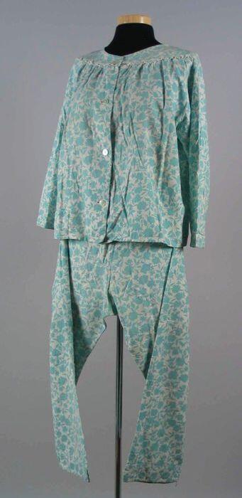 Damespyjama van wit flanel met lichtblauw bladmotief, kuitlange broek (2) en jas (1) met…