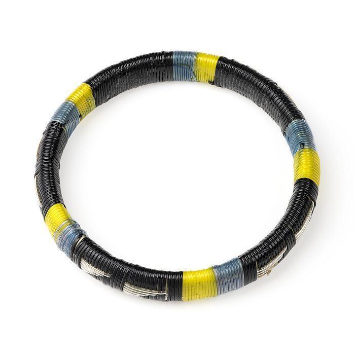 Armband, omwikkeld met gekleurd plastic draad in zwart, lichtblauw en geel