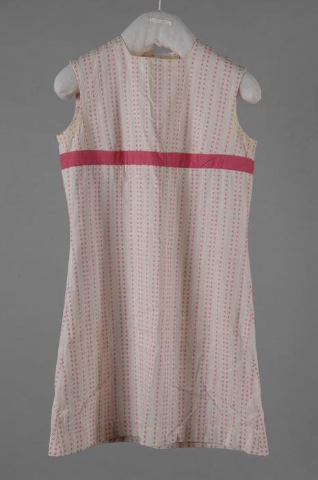 Roze meisjesjurk, zonder mouwen, ronde hals, sluiting achter