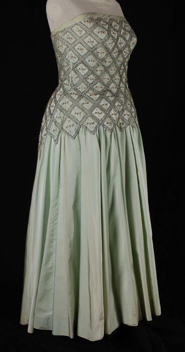Zachtgroene strapless baljurk met borduursel in ruitvormen van kralen en pailletten op het lijfje…