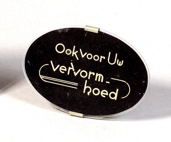 Winkelbordje, ovaal van glasmet zwarte ondergrond in metalen standaard en tekst in goudkleurige…