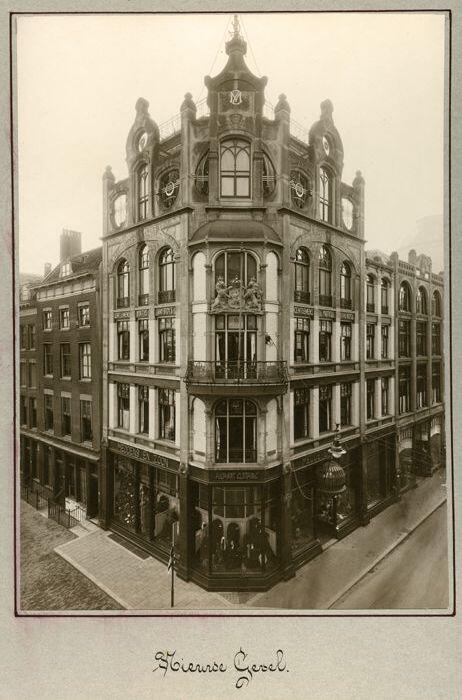 Fotoboek 1889 - 1922 van directie, personeel en gebouw van Meddens, in doos