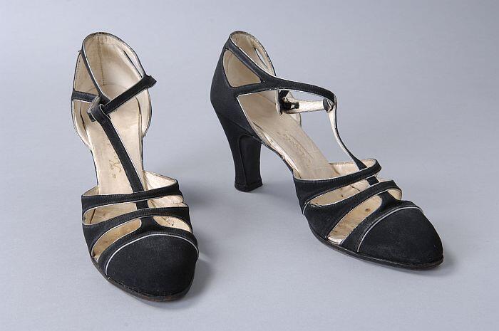Zwarte sandalettes met T-bandje, opengewerkte hiel, hoge hak, knoopje met strass-steentje