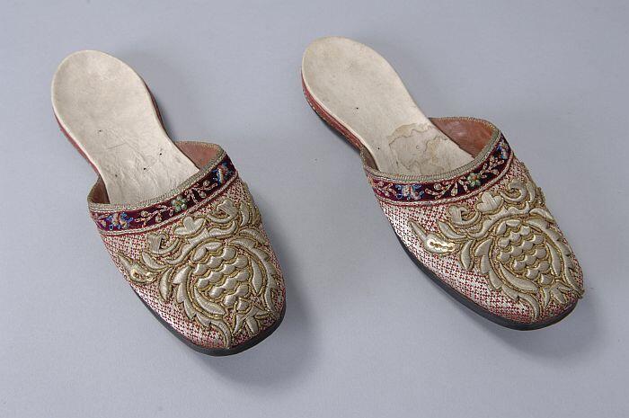 Leren slippers met geweven zilverraad en zilverbrokaat borduursel