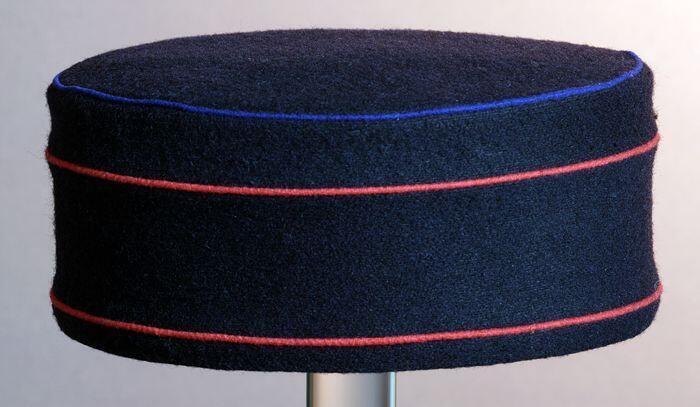 Zwarte herenpet, type piccolo, met twee rode en één blauwe bies