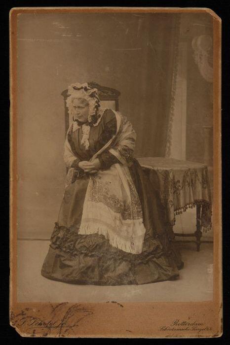 Foto van actrice Marie van Eysden-Vink; zittende oudere dame