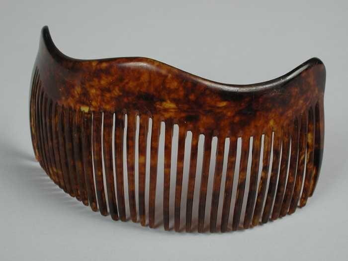 Sierkam van geel-bruin gevlamd celluloidmet golvend blad