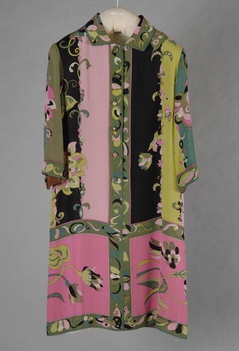 Felgekleurde gedessineerde zijde japon in overwegend roze en groen, 'Emilio Pucci'