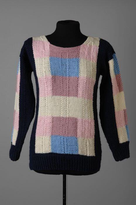 Trui met ronde hals en lange mouwen, handmatig gebreid, blokken-motief in diverse kleuren garen