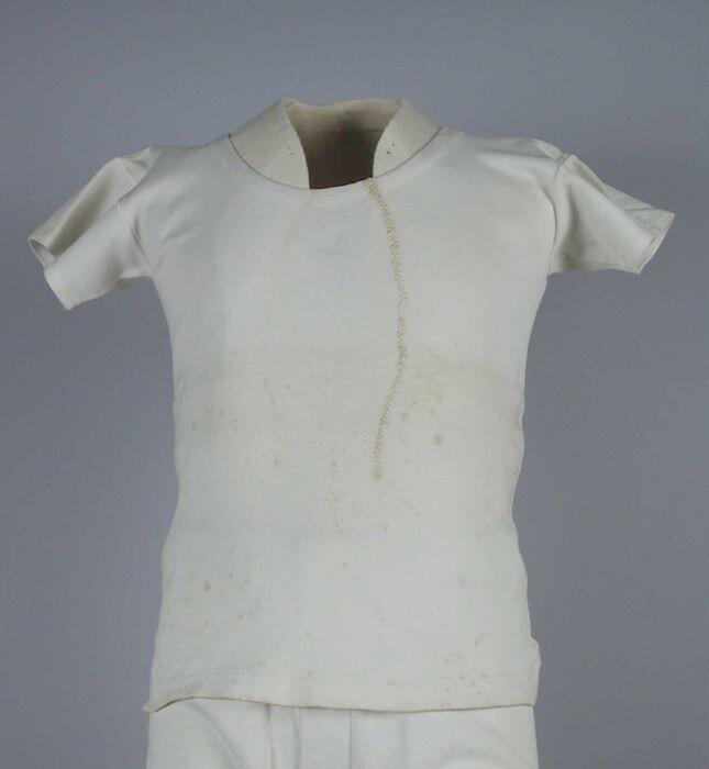 Kinderhemd van wit tricot katoen met ronde hals en korte mouwen