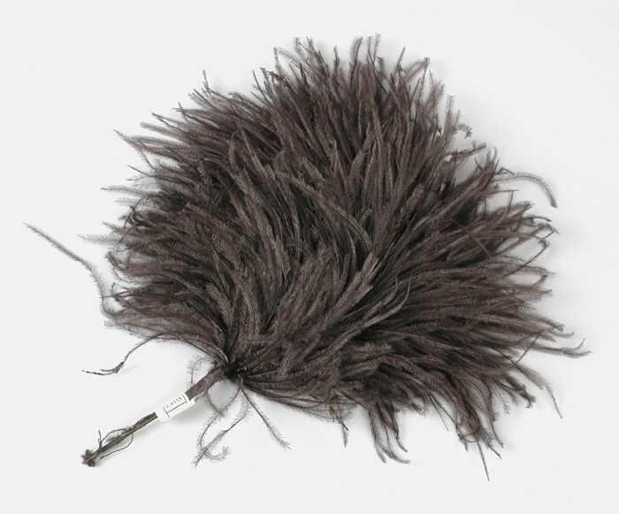 Veren hoedendecoratie of corsage, stukjes donkerbruine maraboeveer bevestigd aan uiteinde van met…